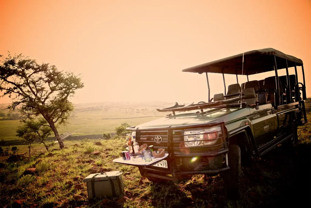 Pause apéritif au coucher du soleil (Sundowner) avec le Toyota de safari du Esiweni Luxury Safari Lodge.