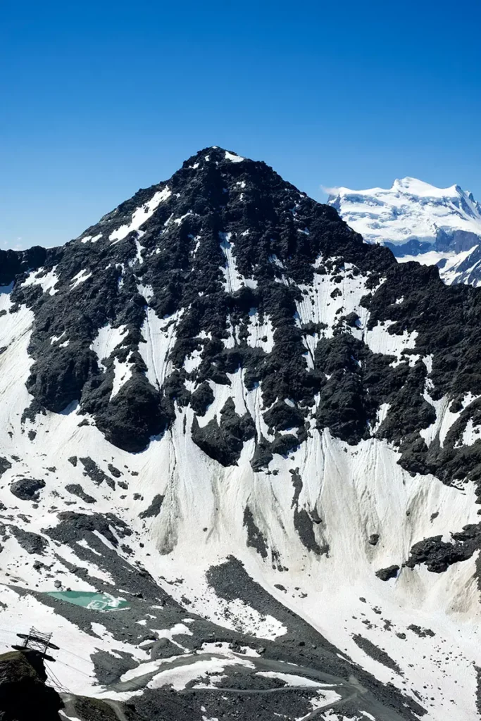 Photo verticale du sommet du Bec des Rosses (3222m) à Verbier en été, paradis du freeride dans les Alpes suisses.