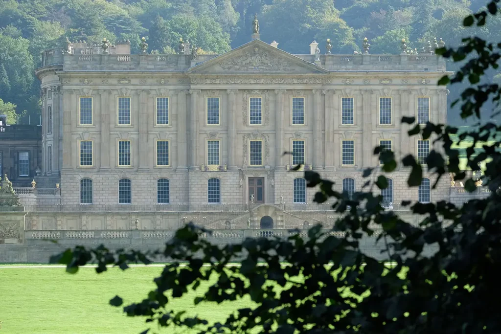 Vue de la façade monumentale du château de Chatsworth House dans le parc national du Peak District.