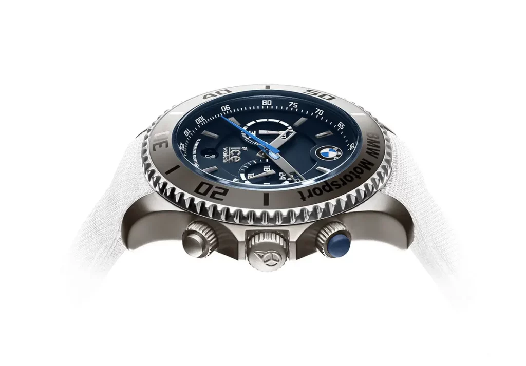 Chronographe Ice-Watch BMW Motorsport blanc et métal avec boutons poussoirs visibles.