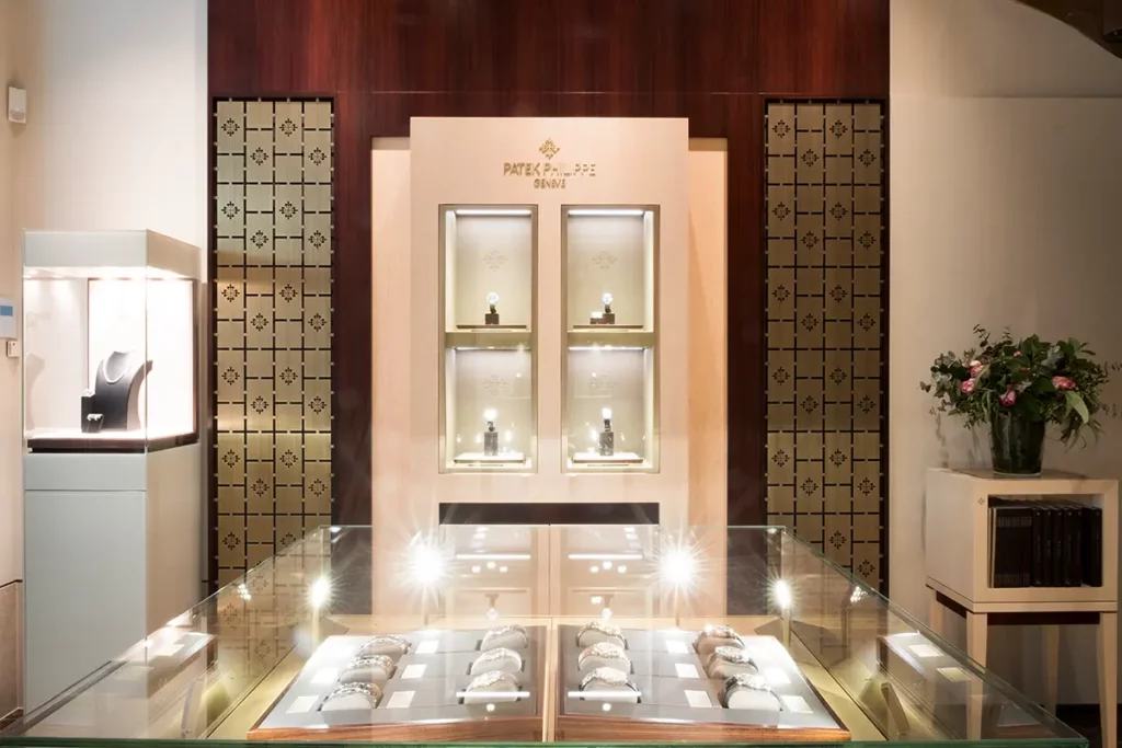 Gros plan sur douze montres Patek Philippe exposées dans une vitrine table chez la Maison De Greef à Bruxelles.