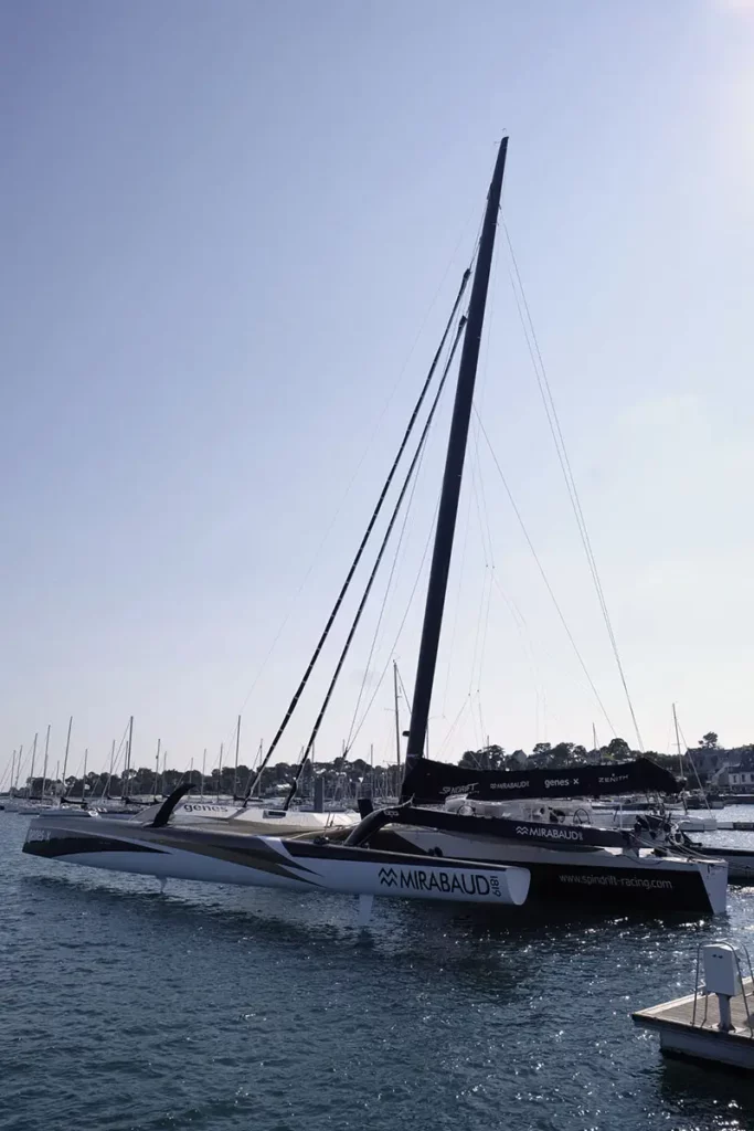 Le mât de 42 mètres du trimaran Spindrift 2 dominant largement les voiliers voisins au port de La Trinité-sur-Mer.
