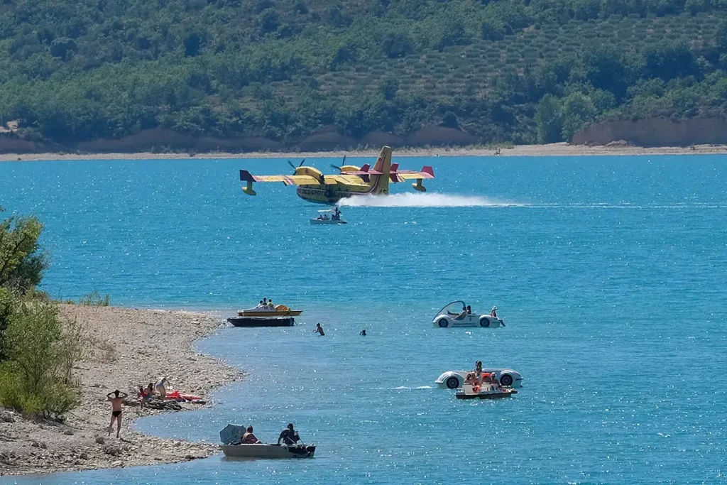Canadair de la Sécurité Civile en plein écopage à la surface du lac de Sainte-Croix lors d'un incendie dans le Var.