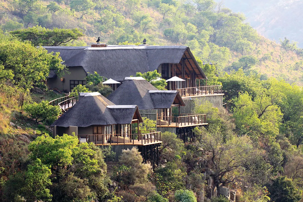 Vue panoramique du Esiweni Luxury Safari Lodge perché sur une falaise en Afrique du Sud.