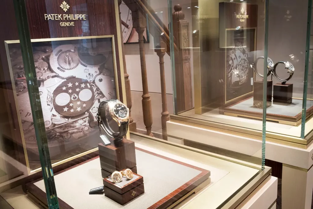 Gros plan sur une montre Patek Philippe exposée dans sa vitrine à la Maison De Greef.