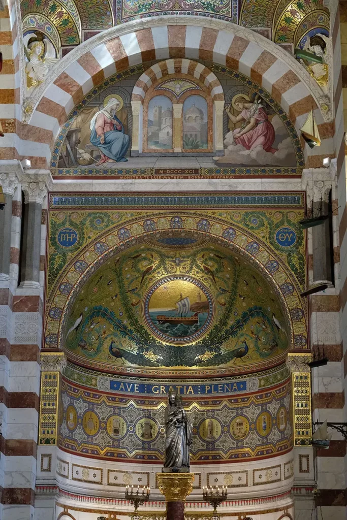 Détails du chœur de la Basilique Notre-Dame de la Garde et inscription Ave Gratia Plena lors d'une journée à Marseille.