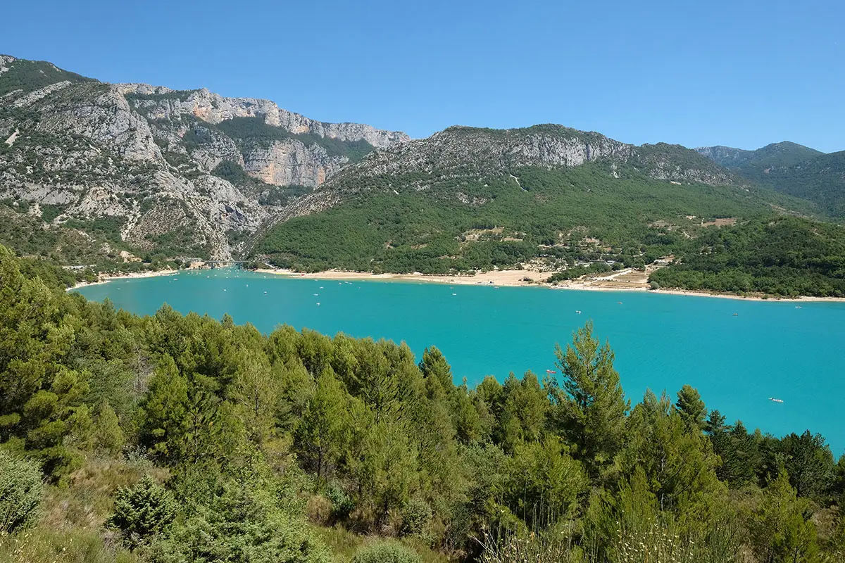 Vue panoramique du lac de Sainte-Croix et de l'entrée des Gorges du Verdon depuis la végétation varoise.