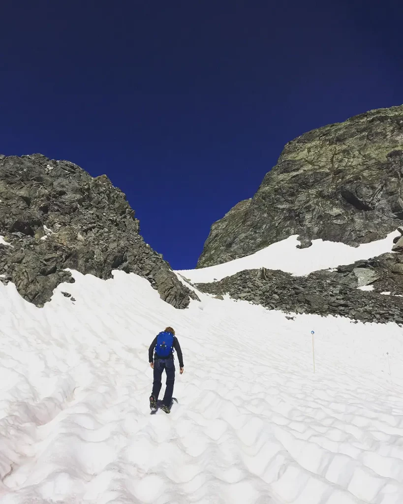 Marche d'approche dans la neige vers la Via Ferrata des Gentianes avec la guide Marie Hiroz à Verbier.