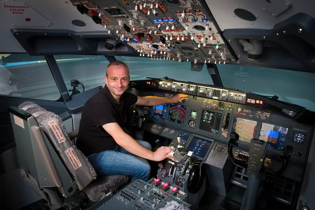 Michel Gronemberger, blogueur lifestyle, aux commandes du Boeing 737-800 dans le simulateur de l'European Flight Simulator.