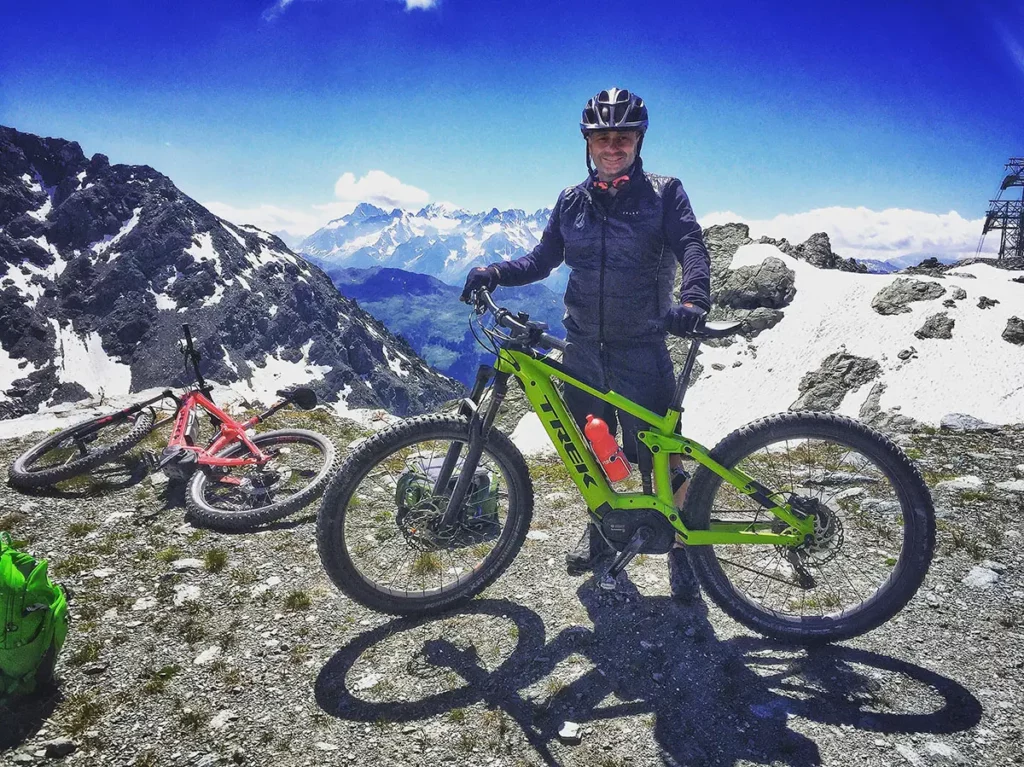 Le blogueur voyage belge Michel Gronemberger au sommet du Mont-Fort (3330m) avec son VTT électrique Trek à Verbier.