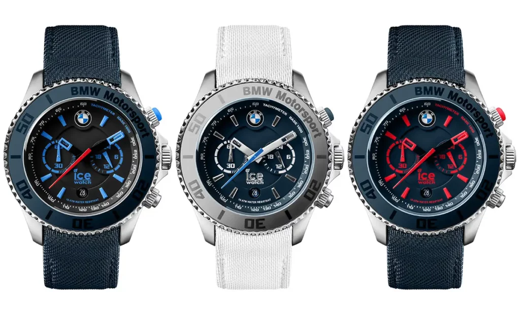 Packshot de trois montres Ice-Watch BMW Motorsport : modèles bleu, blanc et bleu avec détails rouges.