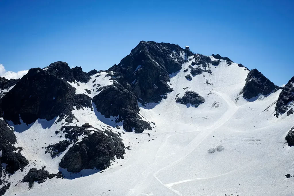 Vue horizontale panoramique du sommet du Mont-Fort à 3330 mètres d'altitude, station de Verbier, Suisse.