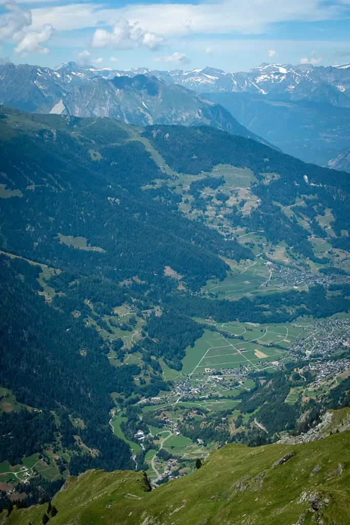 Vue verticale sur la vallée du Val de Bagnes et les sommets alpins depuis le Sentier des Chamois à Verbier en été.