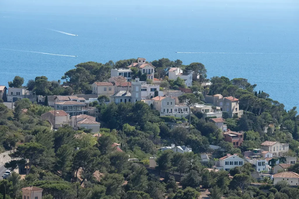 Vue plongeante sur les quartiers chics du bord de mer lors d'une journée à Marseille.