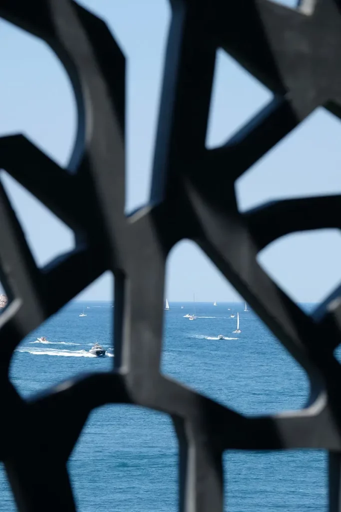 La mer Méditerranée vue à travers la résille de Rudy Ricciotti au MuCEM lors d'une journée à Marseille.
