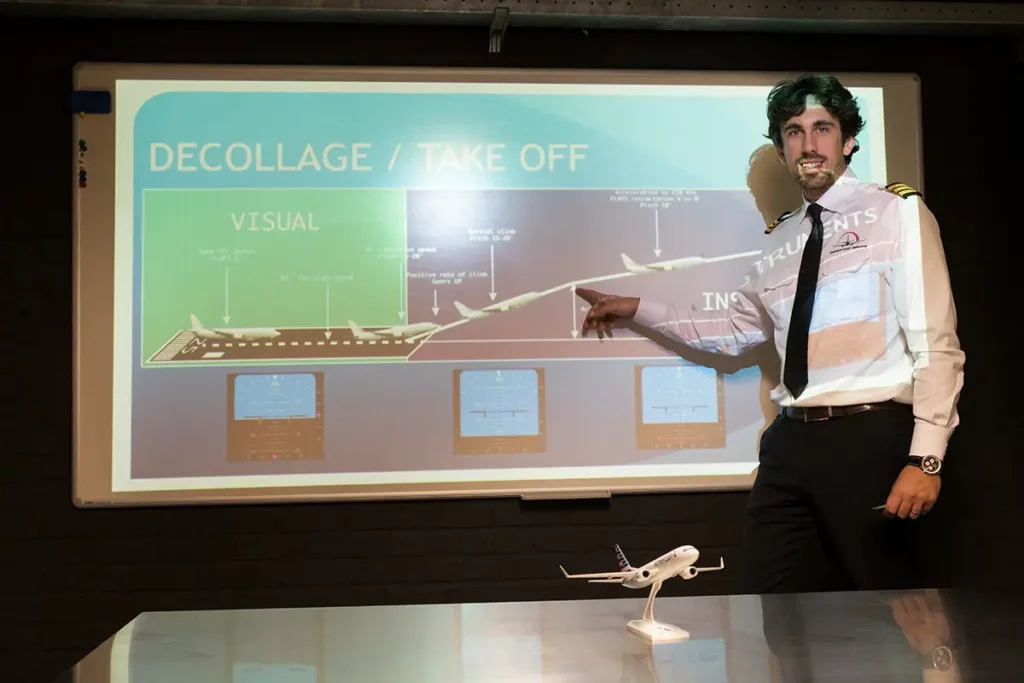 Tanguy Warny expliquant la phase de décollage d'un Boeing 737 lors du briefing à l'European Flight Simulator.