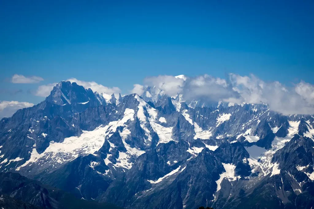 Panorama sur le Massif du Mont-Blanc vu depuis le sommet du Mont-Fort (3330m) à Verbier, Suisse.
