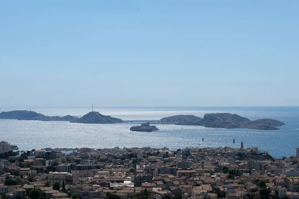 Panorama sur les îles du Frioul au large de Marseille depuis l'esplanade de Notre-Dame de la Garde.