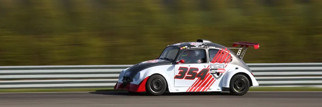 Photographie en filé de la VW Fun Cup numéro 354 lancée à pleine vitesse sur le circuit de Mettet.