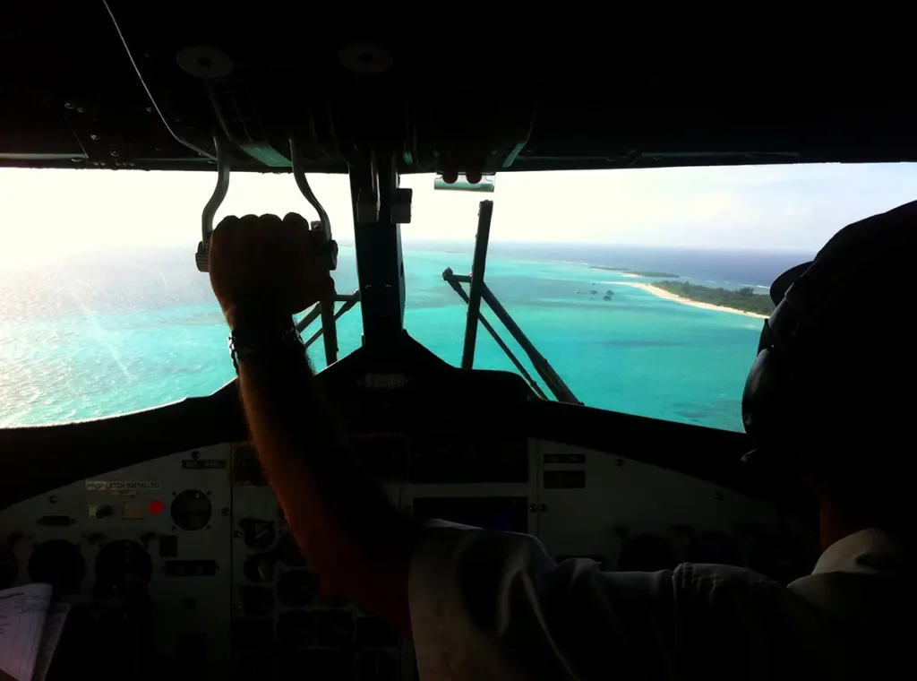 Vue depuis le cockpit d'un hydravion arrivant sur l'île de Six Senses Kanuhura aux Maldives.
