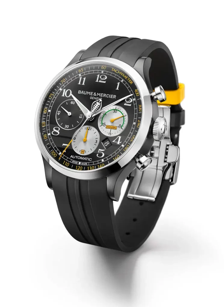 Montre Baume & Mercier Capeland Shelby Cobra 1963 version Compétition avec boîtier noir ADLC et bracelet en caoutchouc, vue de trois quarts face.