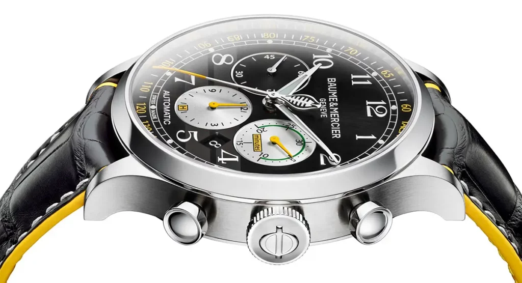 Chronographe Baume & Mercier Capeland Shelby Cobra 1963 avec cadran noir, deux aiguilles jaunes et logo Cobra sur la trotteuse, vue de profil sur fond blanc.