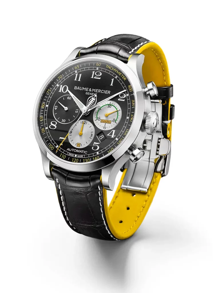 Photo verticale (packshot) de la montre Baume & Mercier Capeland Shelby Cobra Classic en acier, vue de trois quarts face, mettant en avant le cadran bleu et le bracelet à doublure jaune.