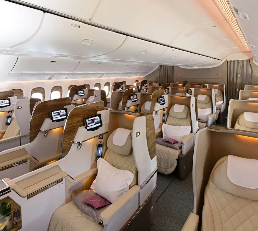 Vue d'ensemble de la cabine Classe Affaires Emirates à bord du Boeing 777 depuis l'avant de l'appareil.