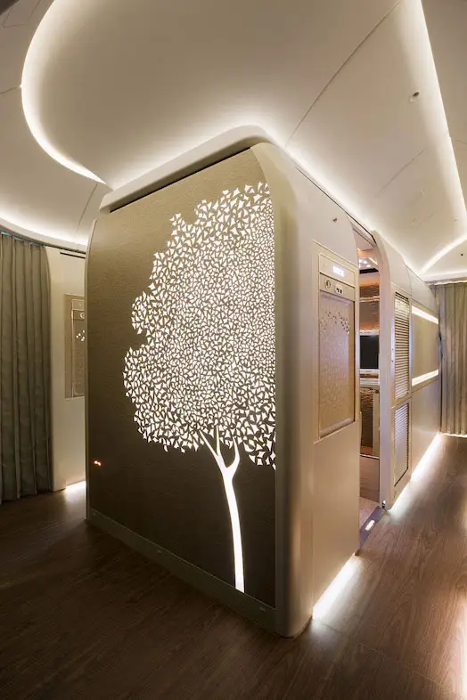 Détail de la décoration murale de l'arbre Ghaf Kehjri sur une suite de Première Classe du Boeing 777 Emirates.