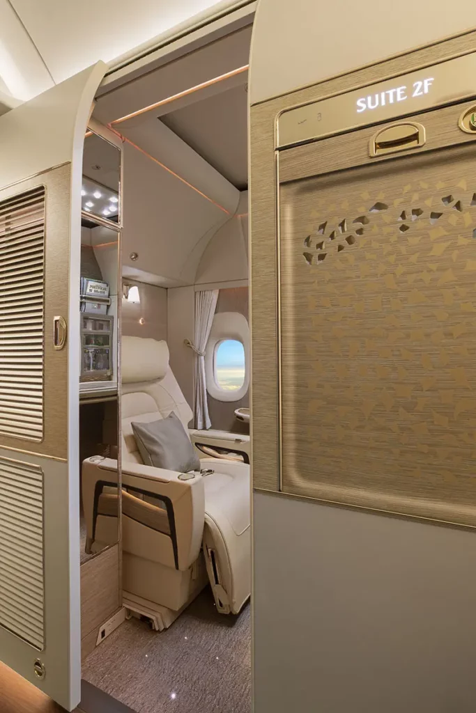 Vue en hauteur de la suite 2F de Première Classe Emirates montrant le siège confort et la vue sur les nuages.