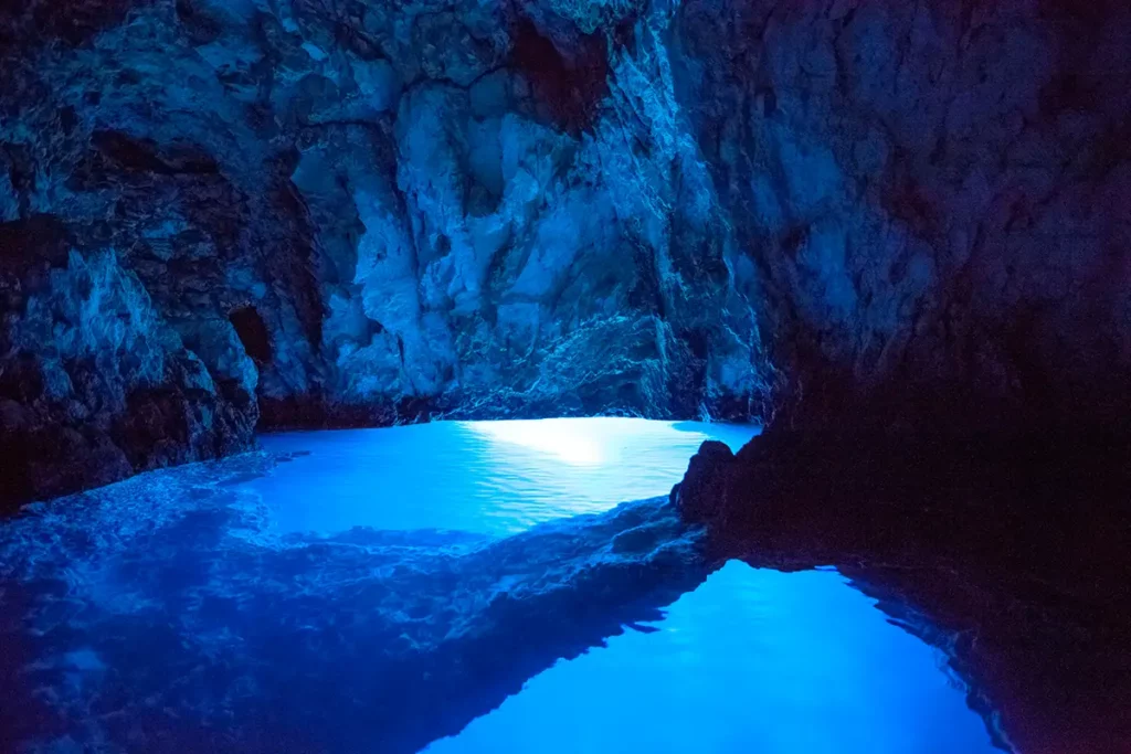 Lumière irréelle à l'intérieur de la Grotte Bleue de l'île de Biševo, une excursion incontournable lors d'un voyage dans les îles croates.