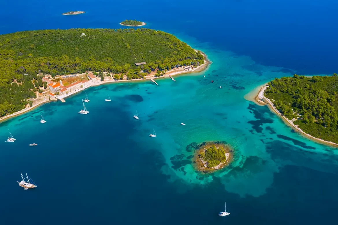 Vue aérienne de l'île de Badija et son monastère franciscain, joyau des îles croates entouré d'eaux turquoises près de Korcula.
