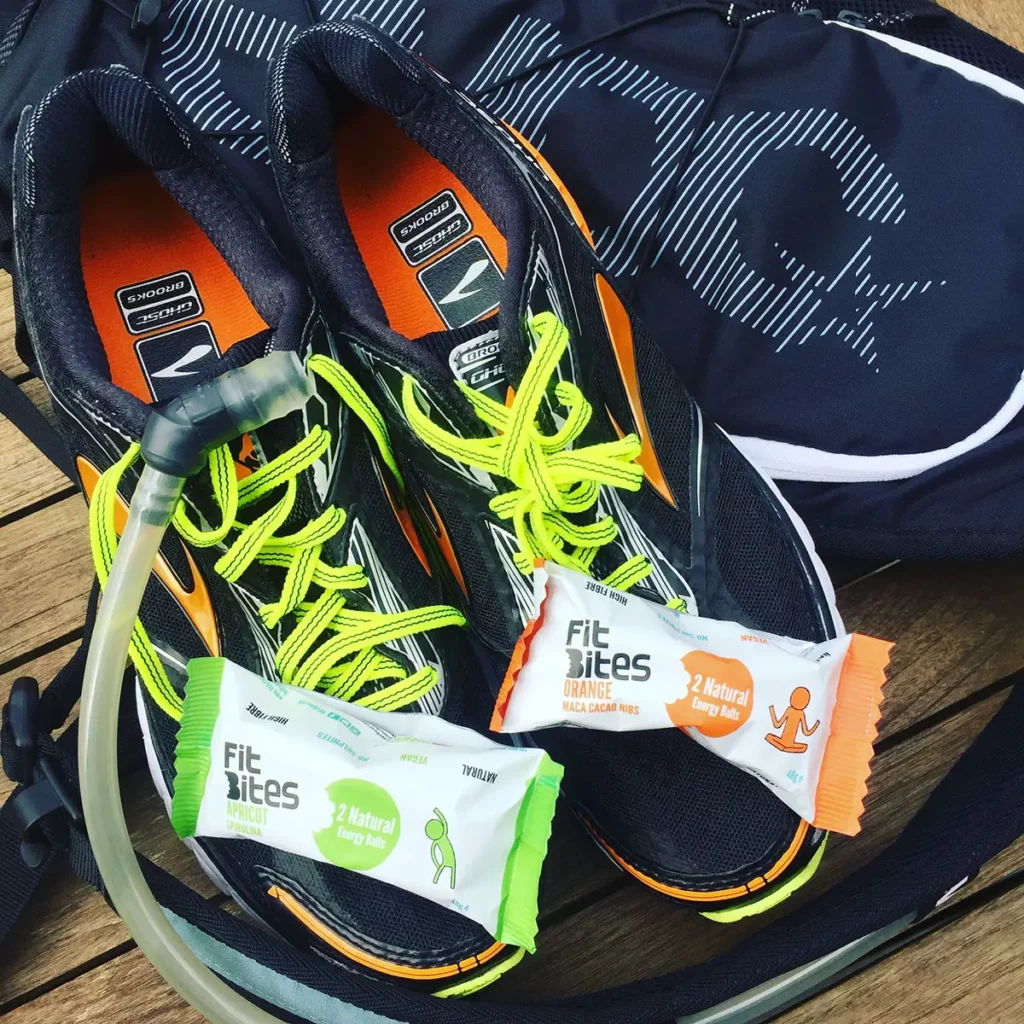Kit d'entraînement pour les 20 km de Bruxelles avec des baskets Brooks, un Camelbak et des barres énergétiques.