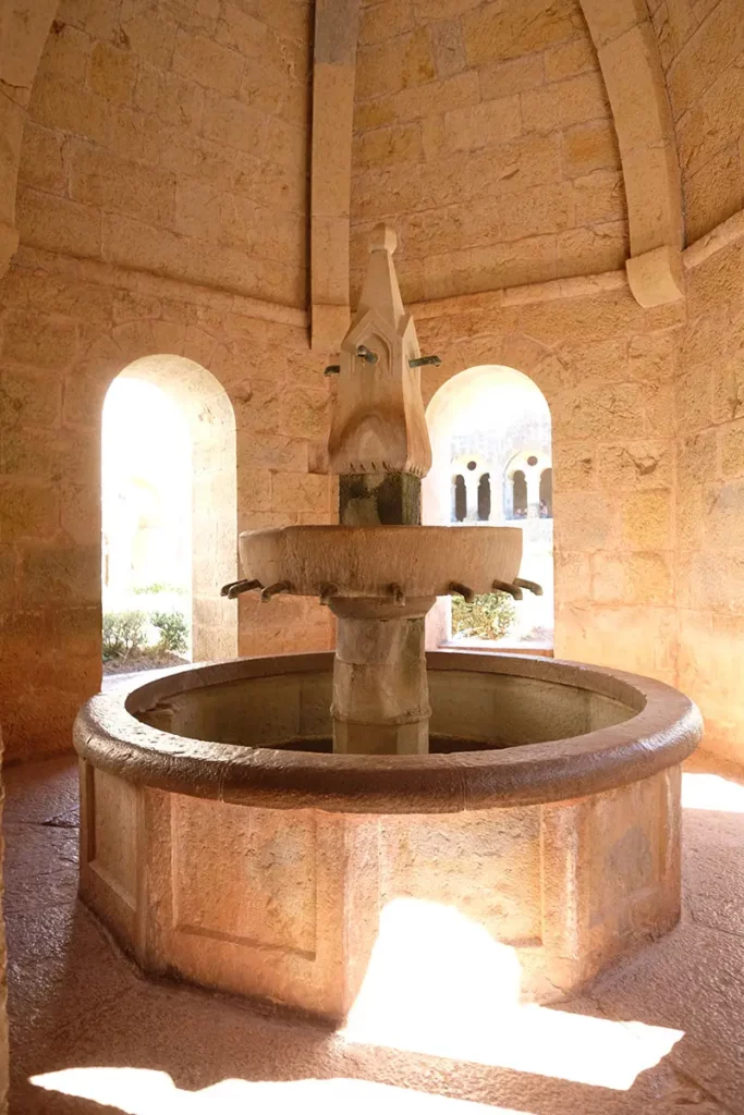 Vue verticale du lavabo de l'Abbaye du Thoronet et de sa structure voûtée s'ouvrant sur le cloître.
