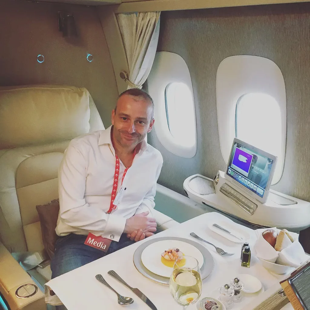 Le blogueur lifestyle Michel Gronemberger testant la nouvelle Première Classe du Boeing 777 Emirates à Bruxelles.