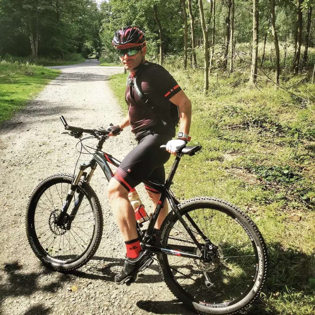 Le blogueur belge Michel Gronemberger pose avec son vélo sur un sentier en dolomie de la Promenade Verte dans la Forêt de Soignes à Watermael-Boitsfort.