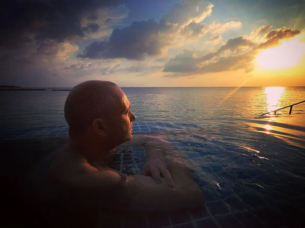 Coucher de soleil sur une water villa avec piscine - Voyage-toi