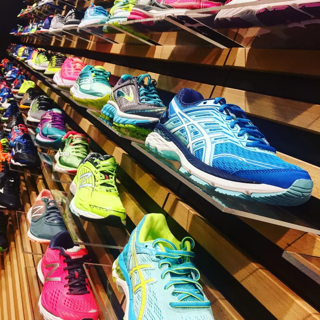 Le mur impressionnant de chaussures de running chez Urban Tri Sports pour se préparer aux 20 km de Bruxelles.