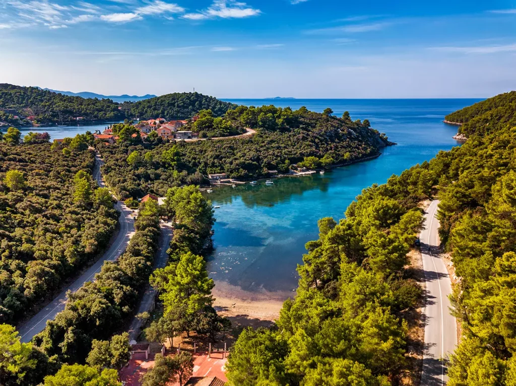 Vue aérienne de la plage d'Istruga nichée sur l'île de Korčula, une escale paisible à découvrir lors d'un circuit dans les îles croates.