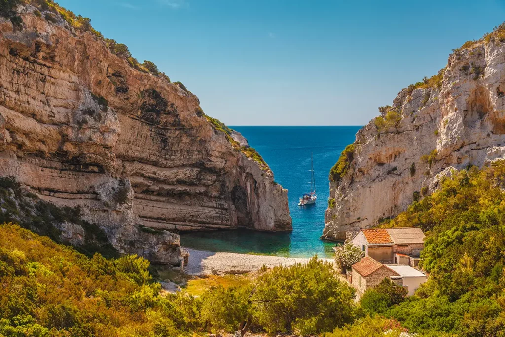 Vue en plongée de la plage de Stiniva sur l'île de Vis, une crique secrète et préservée au cœur des îles croates.