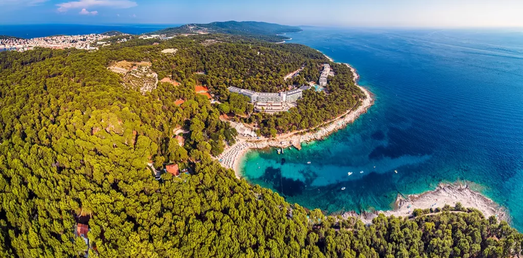 Vue aérienne de la plage de Veli Zal à Mali Losinj sous le soleil, une escale de bien-être incontournable dans les îles croates du nord.