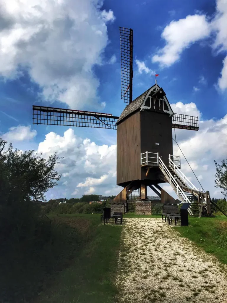 Vue en hauteur du Moulin Brûlé à Woluwe-Saint-Lambert, longé par le sentier de la Promenade Verte à proximité de l'hôpital Saint-Luc.