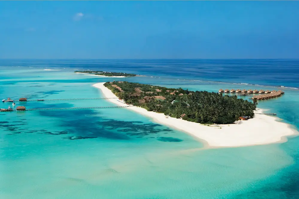 Vue aérienne de l'île de Kanuhura en 2013 montrant les jetées, les Water Villas et l'île voisine sauvage avant l'extension Six Senses.