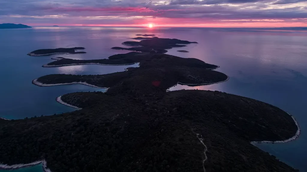 Vue aérienne des îles Pakleni au coucher du soleil, un archipel d'îlots sauvages incontournable parmi les îles croates au large de Hvar.