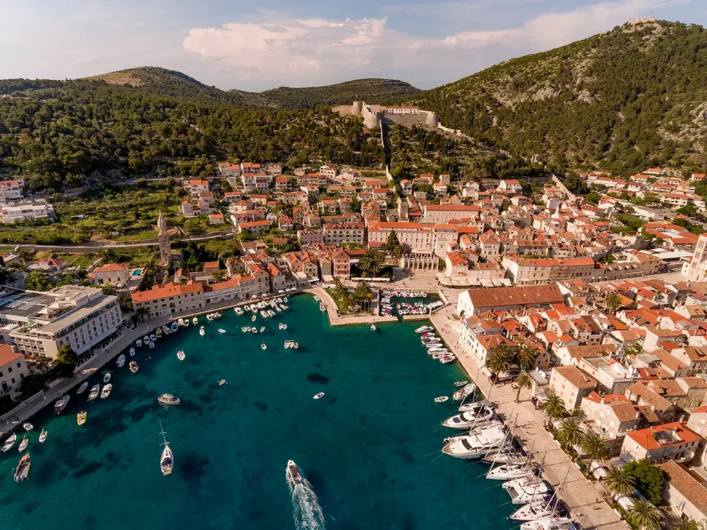 Vue aérienne de la ville et du port de Hvar sous le soleil, un panorama exceptionnel pour découvrir les îles croates.