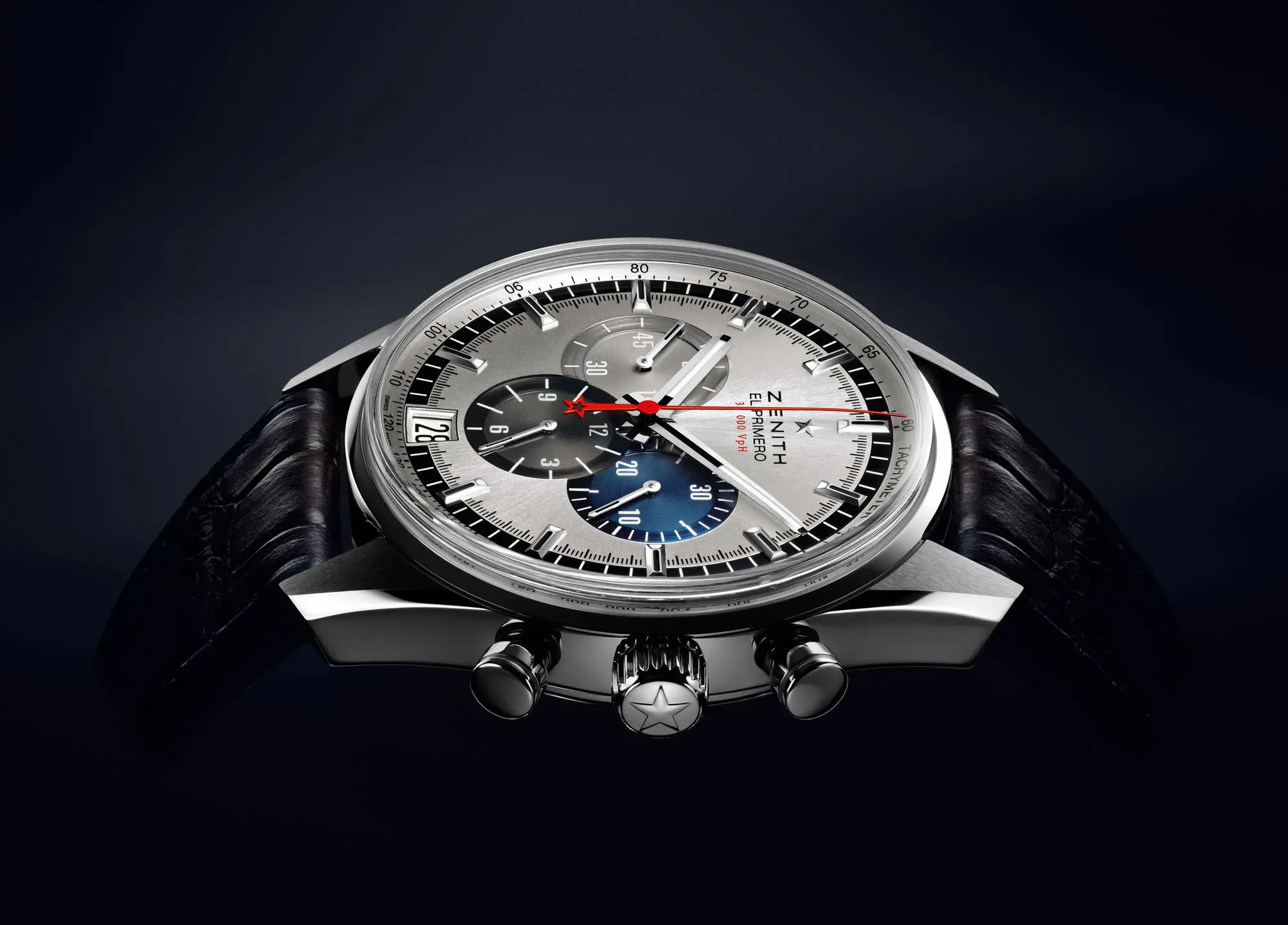 Chronographe Zenith El Primero 36000 VPH de profil avec ses boutons poussoirs et l'aiguille des secondes à étoile rouge.