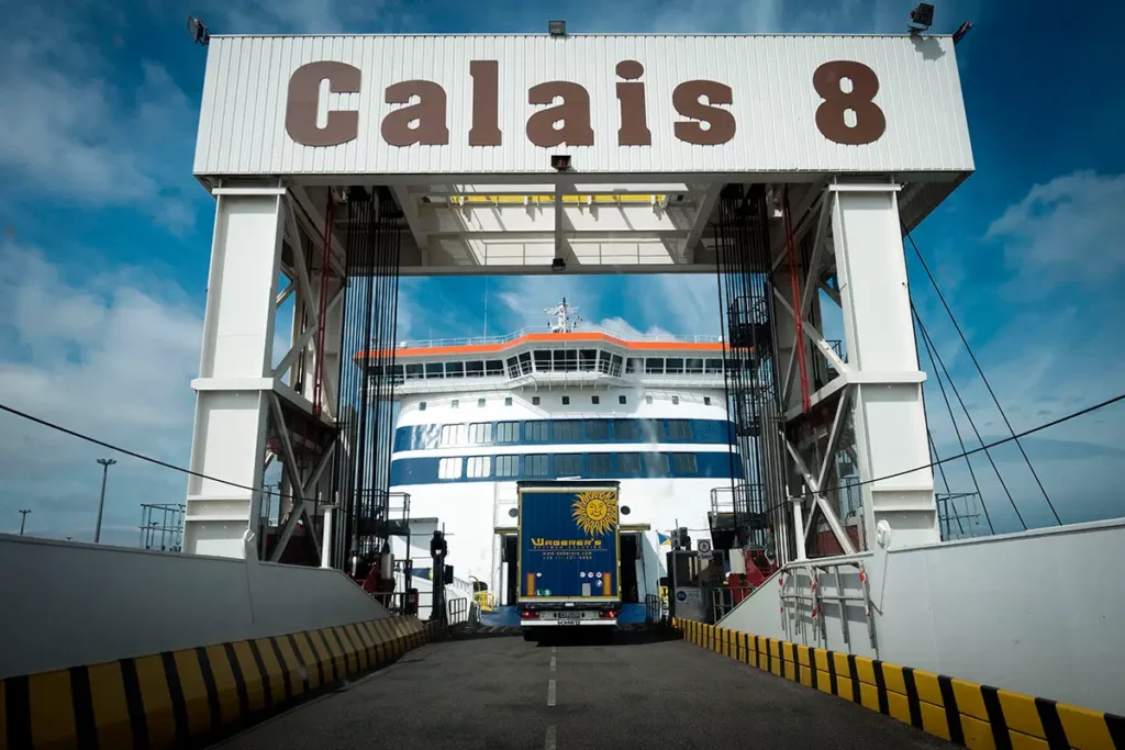 Vue depuis une voiture sur la rampe d'embarquement de la porte Calais numéro 8 avec un camion s'engageant dans le bateau.
