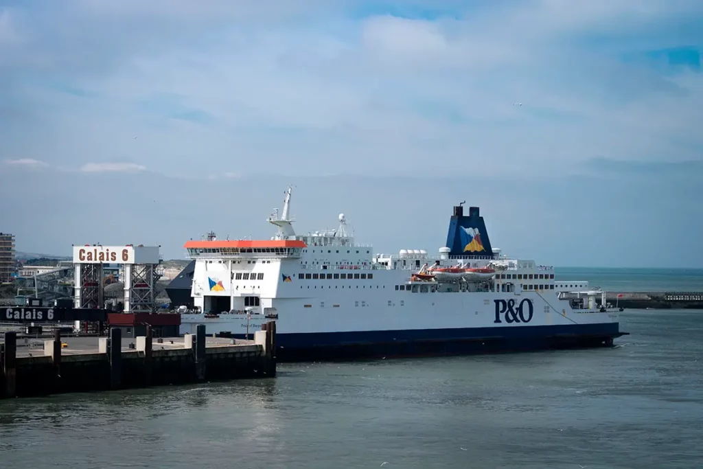 Un ferry de la compagnie P&O Ferries accosté à quai au poste d'embarquement numéro 6 dans le port de Calais.