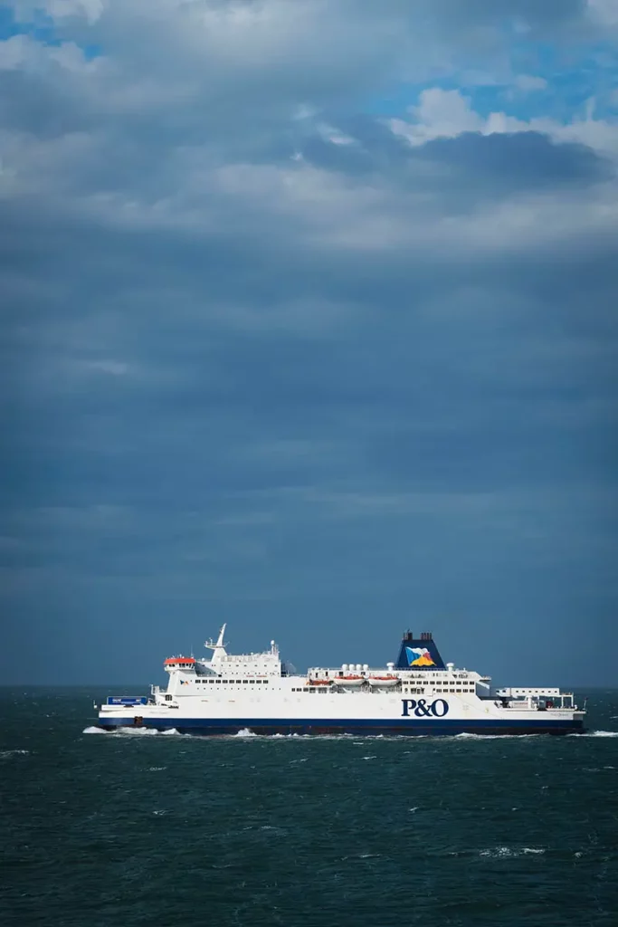 Photo verticale du ferry Pride of Burgundy de P&O illuminé par le soleil sur une mer sombre et sous un ciel menaçant.