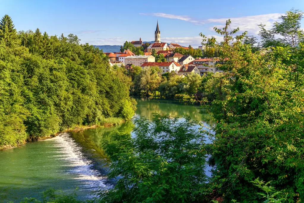Vue de la rivière Krka et du clocher de Novo Mesto lors d'un road-trip en Slovénie.